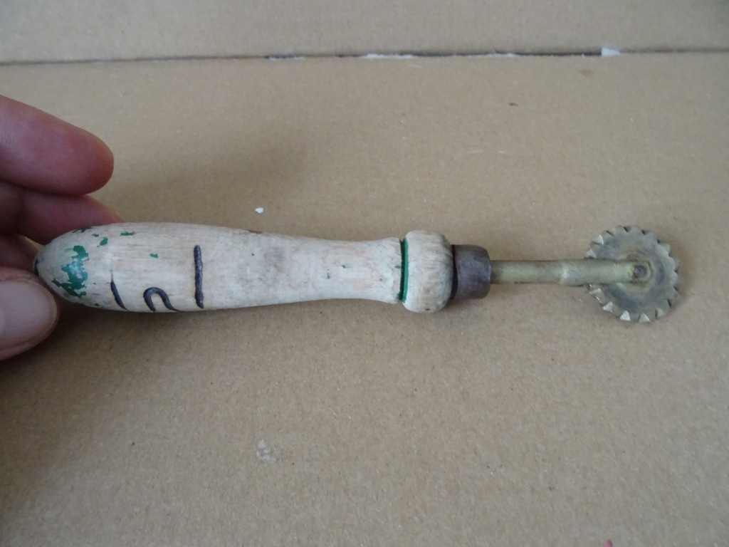 Fraai antiek of vintage deegwiel deegsnijder - Afbeelding 7