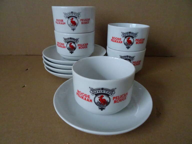 Vintage kop en schotels Roode pelikaan