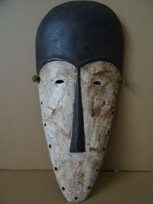 Fang masker Gabon of Burundi masker Rwanda vervaardigd rond 1960 of later. Een schitterend houten masker van ruim 38 cm gemaakt door het Fang volk in Gabon