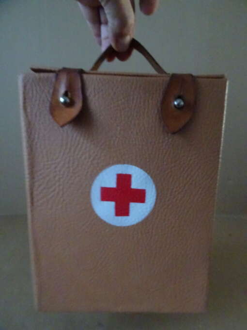 Vintage Rode Kruis tas gevuld