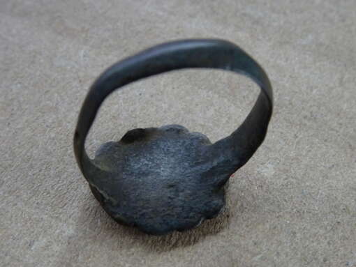 Bodemvondst middeleeuwse bronzen ring