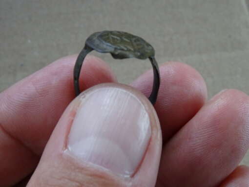 Bodemvondst middeleeuwse bronzen ring