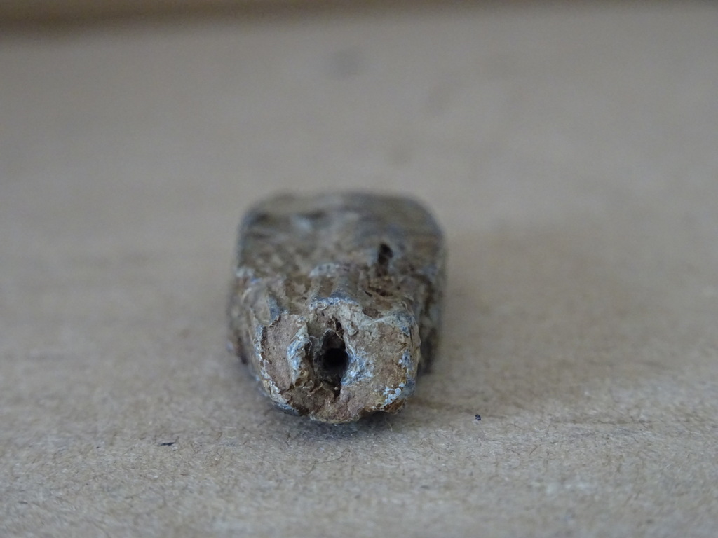 Bodemvondst middeleeuws bronzen visloodje - Afbeelding 6