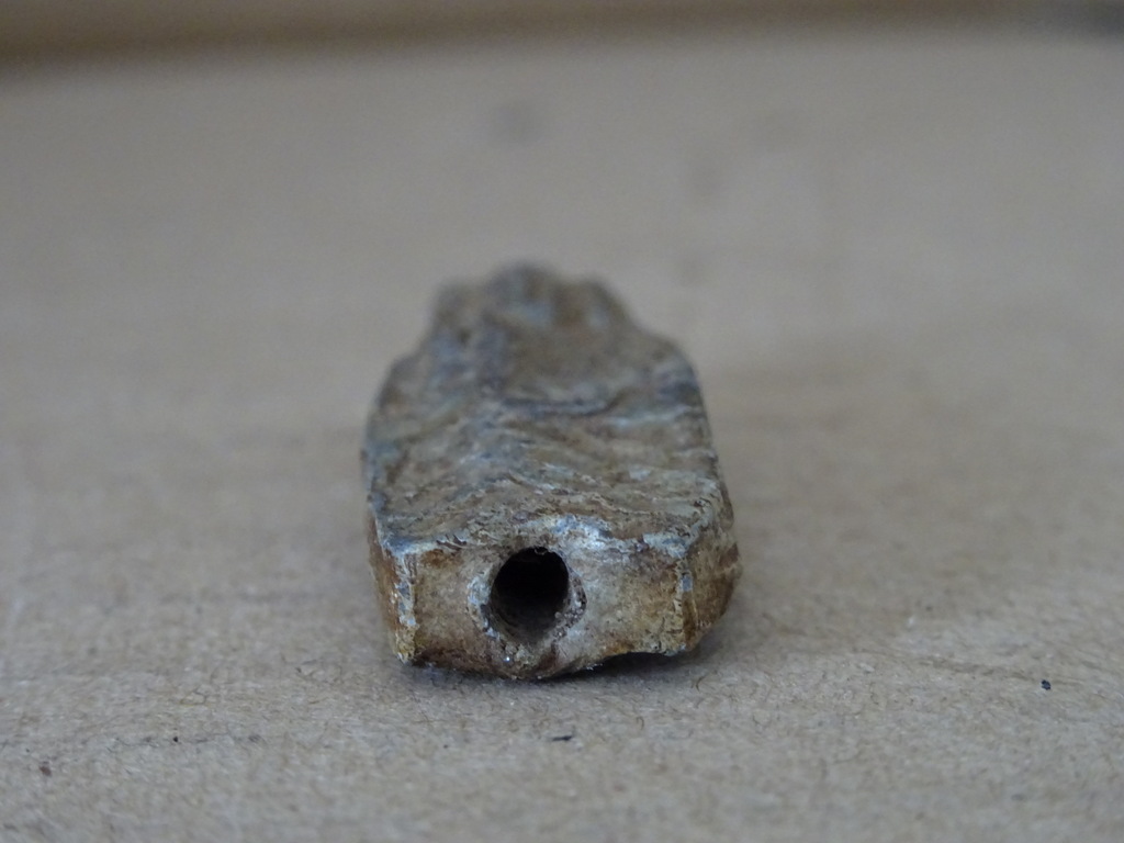 Bodemvondst middeleeuws bronzen visloodje - Afbeelding 8