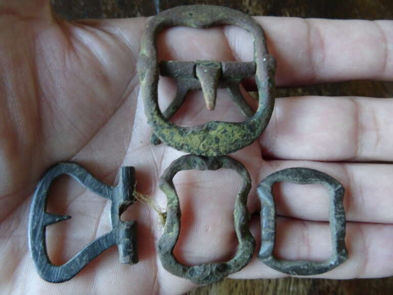 Bodemvondst laat middeleeuwse bronzen gespen uit het eind van de zestiende eeuw. De kleinste gesp is circa 2,5 bij 3,3 bij 0,4 cm