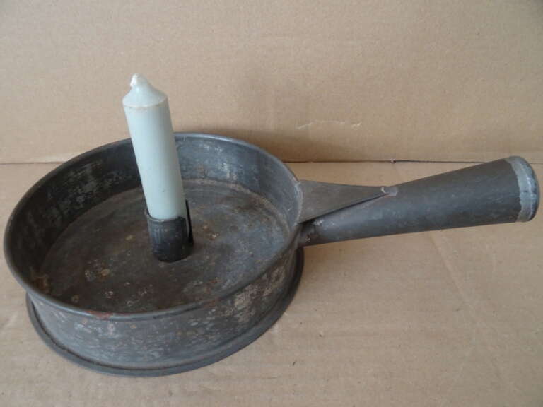 Antieke metalen kandelaar huisvlijt