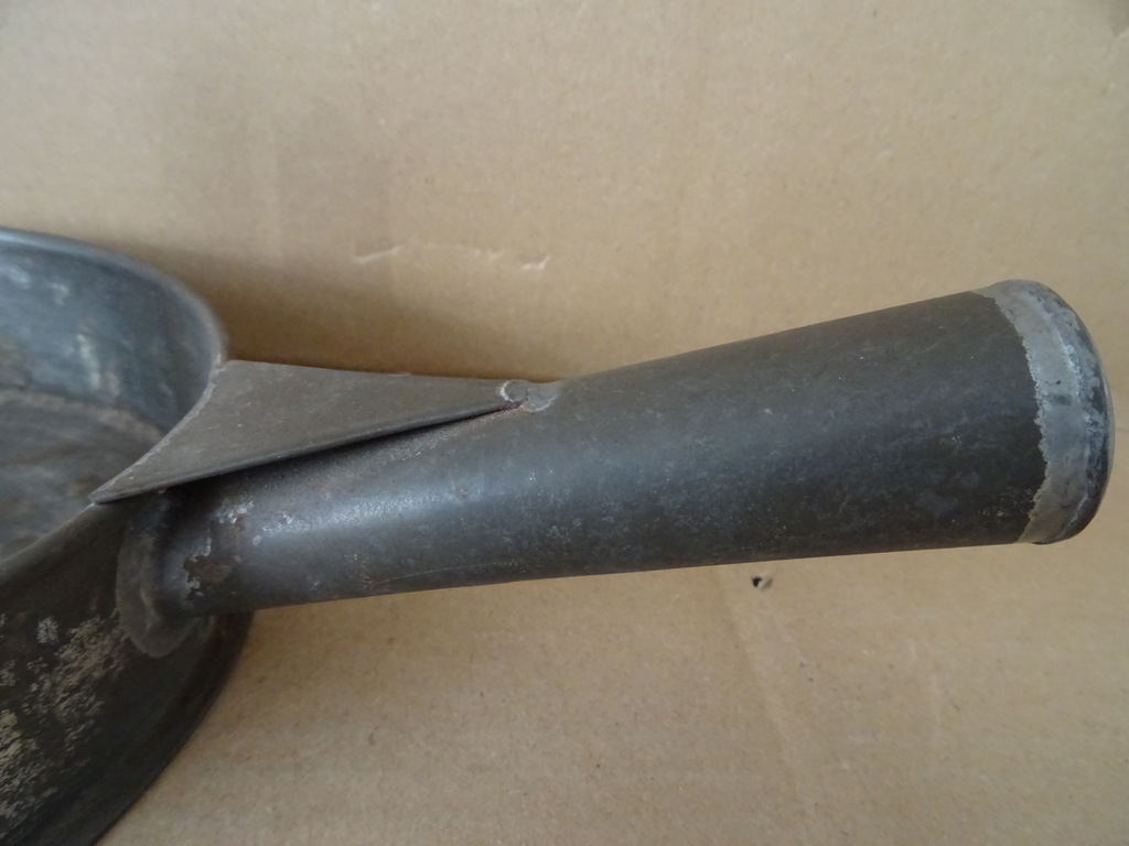 Antieke metalen kandelaar huisvlijt Antieke metalen kandelaar huisvlijt