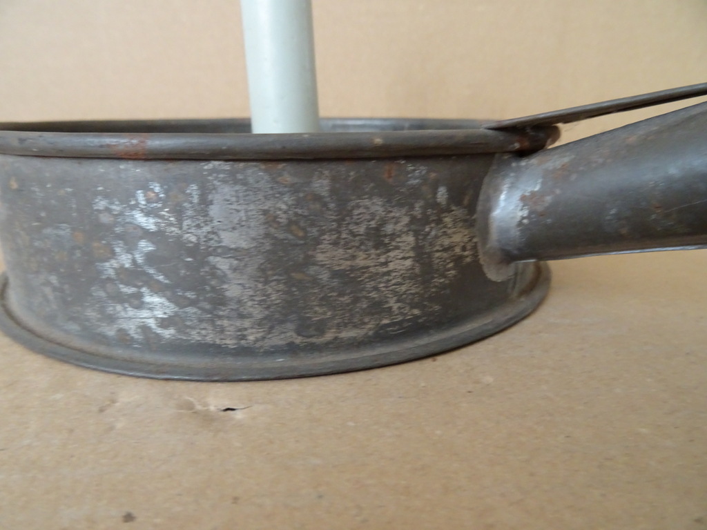 Antieke metalen kandelaar huisvlijt Antieke metalen kandelaar huisvlijt