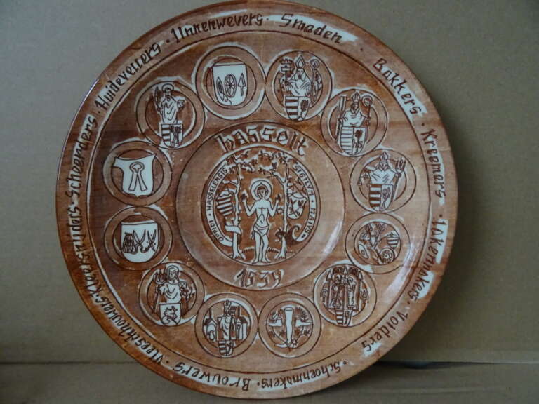 Groot wandbord Hasselt met gildes