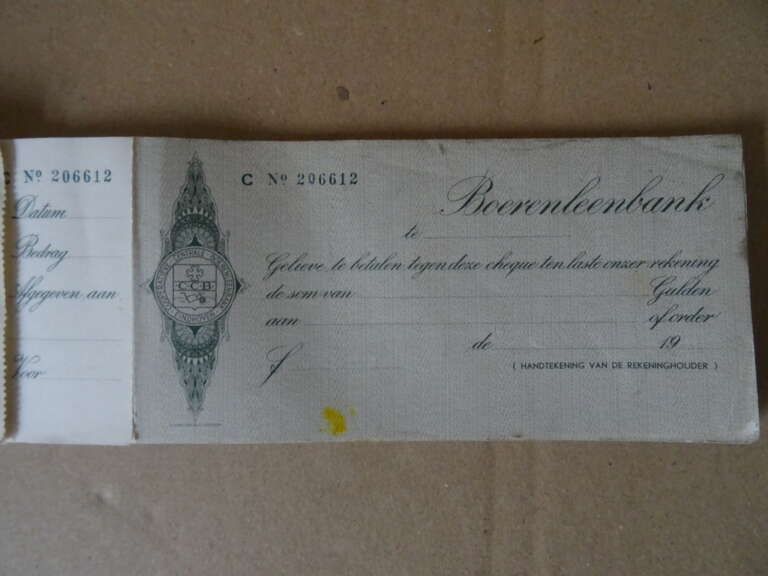 Antiek chequeboekje Boerenleenbank met 39 onbeschreven cheques vervaardigd rond 1920 of iets later. In een schitterende gebruikte staat, zie foto's.