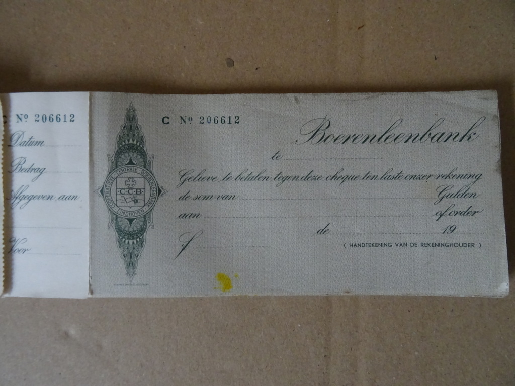 Antiek chequeboekje Boerenleenbank met 39 onbeschreven cheques vervaardigd rond 1920 of iets later. In een schitterende gebruikte staat, zie foto's.
