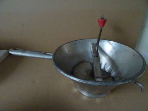 Vintage metalen passeerzeef passe-vite