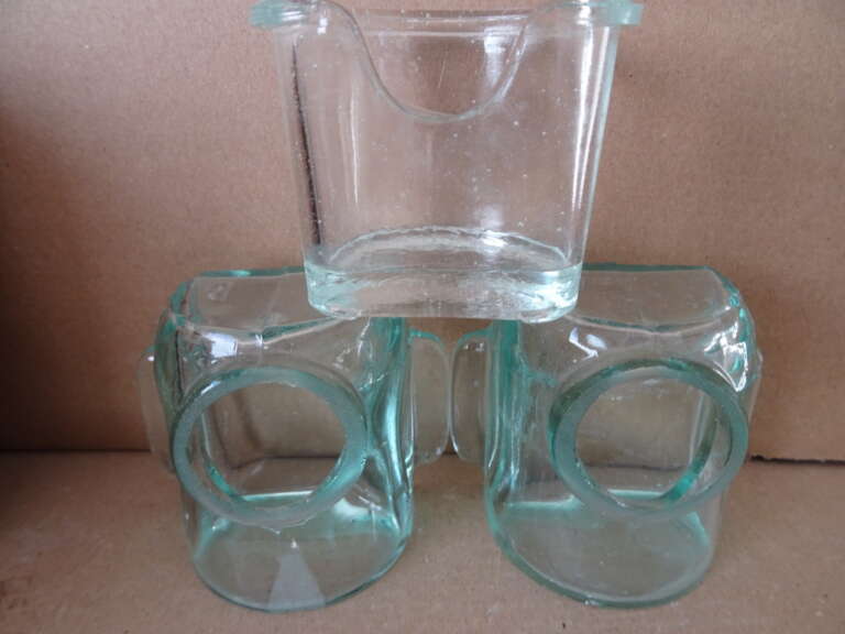 Vintage glazen waterbakjes voor vogelkooi