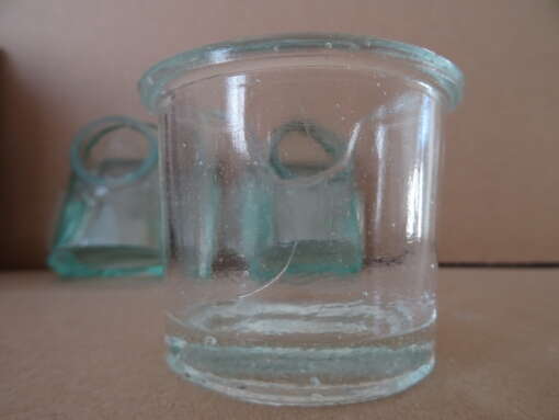 Vintage glazen waterbakjes voor vogelkooi