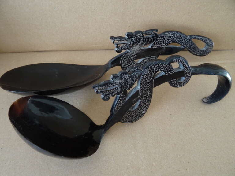 Indonesische hoornen rijstlepels met draak