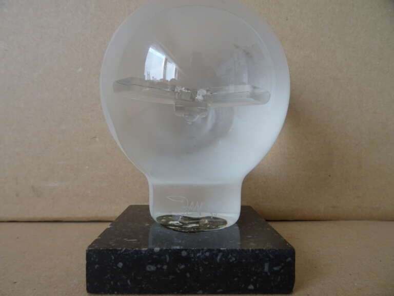 Alternative view of Glaskunst design beeld glazen bol