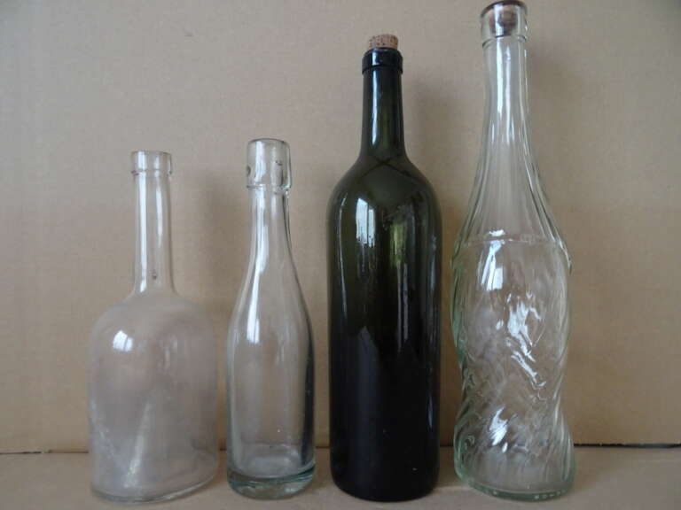 Antieke zware wijnfles met hoge ziel