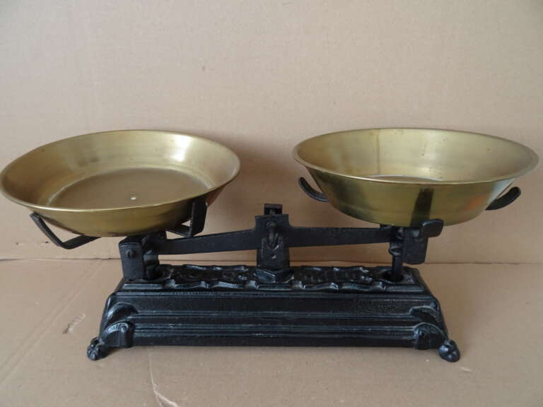 Antieke weegschaal 5 Kg met leeuwenklauwen