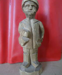 Houtsnijwerk miniatuur beeldje man met tas 7.7cm