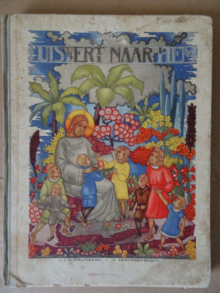 Br. Berthilo Luistert naar hem Prentenboek bij de eerste Katechismus