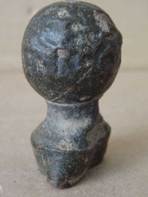 Bodemvondst Romeinse bronzen pommel van een dolk