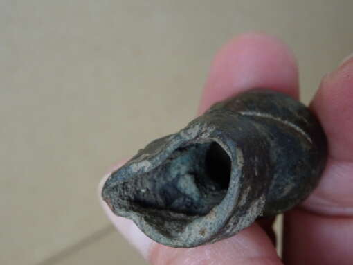Bodemvondst Romeinse bronzen pommel van een dolk