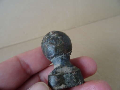 Bodemvondst Romeinse bronzen pommel van een dolk