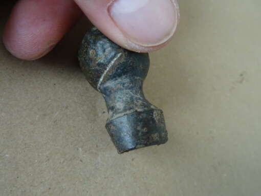 Bodemvondst Romeinse bronzen pommel van een dolk