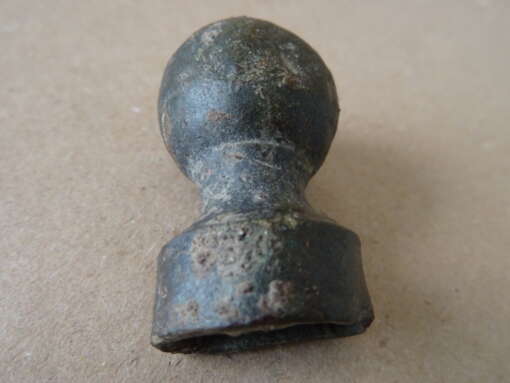 Bodemvondst Romeinse bronzen pommel van een dolk