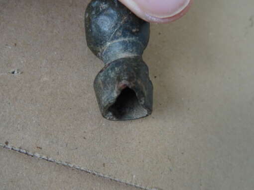 Bodemvondst Romeinse bronzen pommel van een dolk