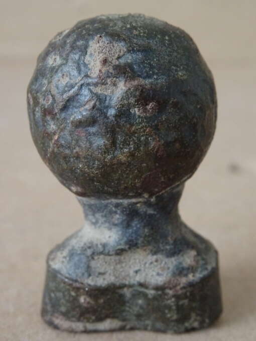 Bodemvondst Romeinse bronzen pommel van een dolk
