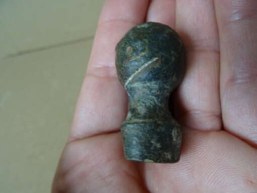 Bodemvondst Romeinse bronzen pommel van een dolk