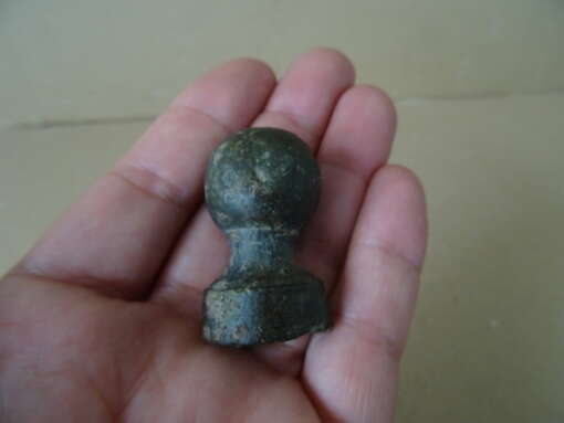 Bodemvondst Romeinse bronzen pommel van een dolk