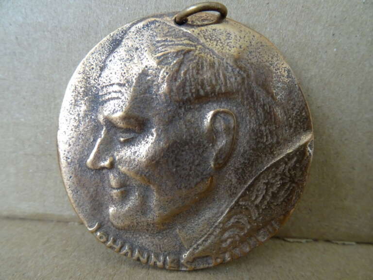 Alternative view of Bronzen penning paus Johannes Paulus II