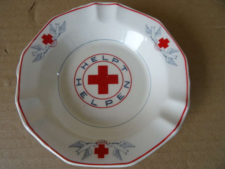 Alternative view of Rode Kruis asbak P. Regout & Co vintage