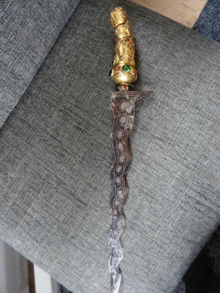 Antieke kris met verguld handvat belegd met steentjes Antieke kris met verguld handvat belegd met steentjes