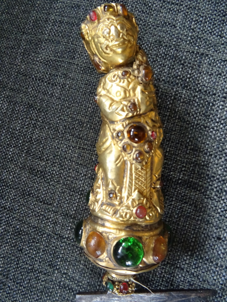 Antieke kris met verguld handvat belegd met steentjes Antieke kris met verguld handvat belegd met steentjes