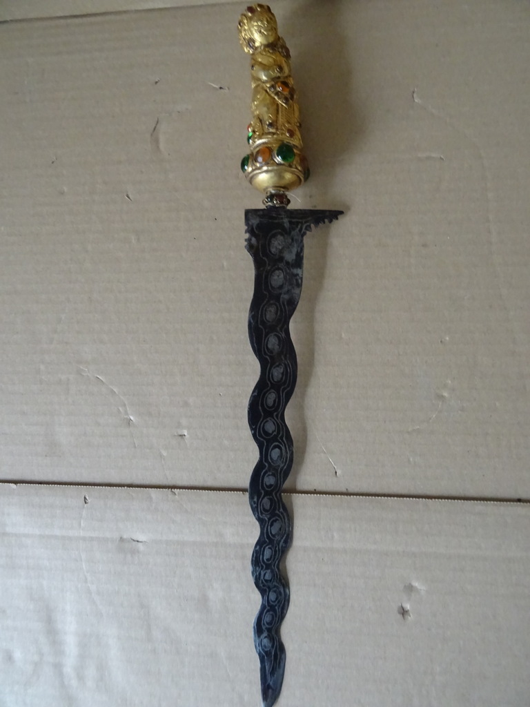 Antieke kris met verguld handvat belegd met steentjes Antieke kris met verguld handvat belegd met steentjes