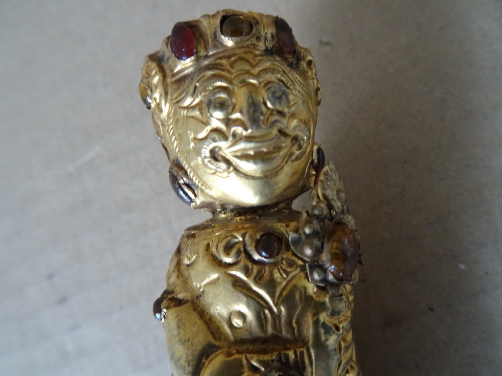 Antieke kris met verguld handvat belegd met steentjes Antieke kris met verguld handvat belegd met steentjes