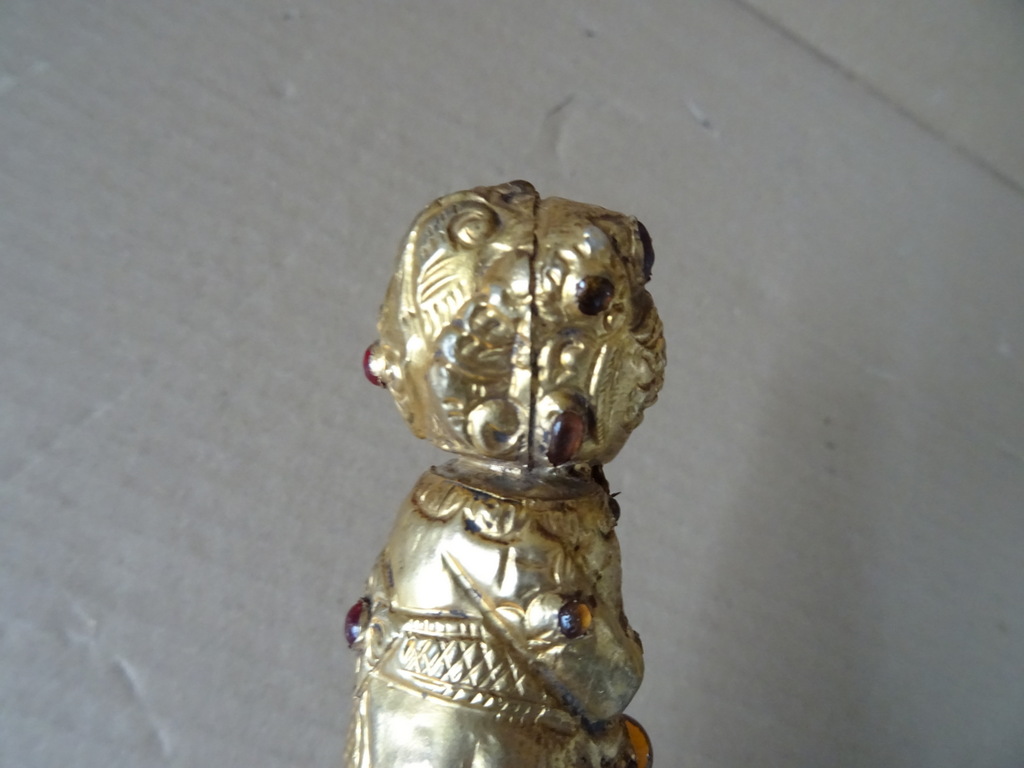 Antieke kris met verguld handvat belegd met steentjes Antieke kris met verguld handvat belegd met steentjes