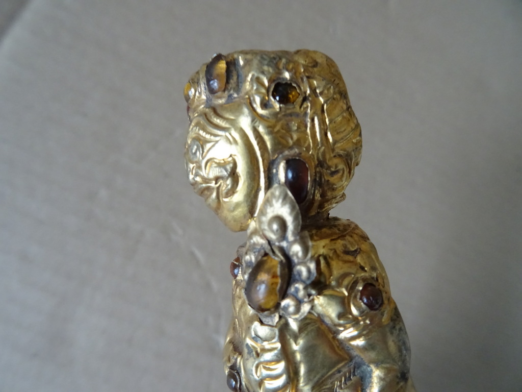 Antieke kris met verguld handvat belegd met steentjes Antieke kris met verguld handvat belegd met steentjes