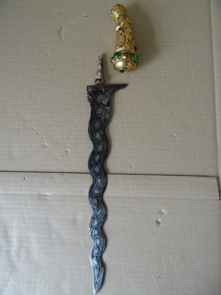 Antieke kris met verguld handvat belegd met steentjes Antieke kris met verguld handvat belegd met steentjes