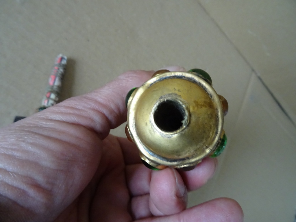 Antieke kris met verguld handvat belegd met steentjes Antieke kris met verguld handvat belegd met steentjes