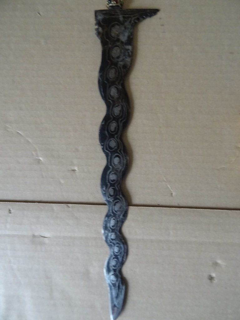 Antieke kris met verguld handvat belegd met steentjes Antieke kris met verguld handvat belegd met steentjes