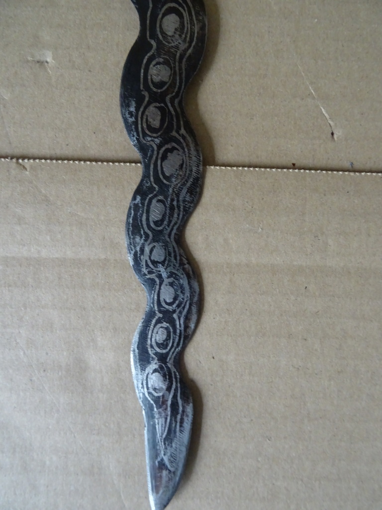 Antieke kris met verguld handvat belegd met steentjes Antieke kris met verguld handvat belegd met steentjes