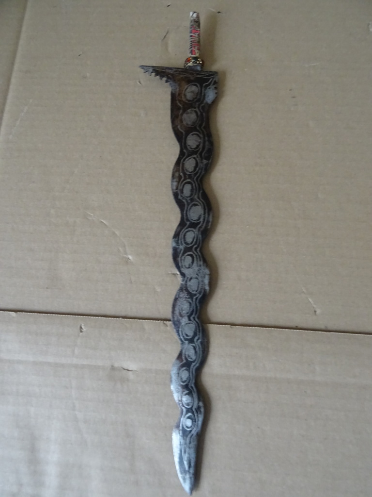 Antieke kris met verguld handvat belegd met steentjes Antieke kris met verguld handvat belegd met steentjes