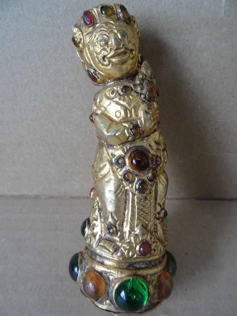 Antieke kris met verguld handvat belegd met steentjes Antieke kris met verguld handvat belegd met steentjes