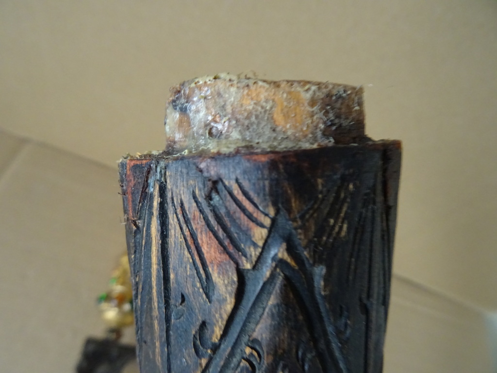 Antieke kris met verguld handvat belegd met steentjes Antieke kris met verguld handvat belegd met steentjes