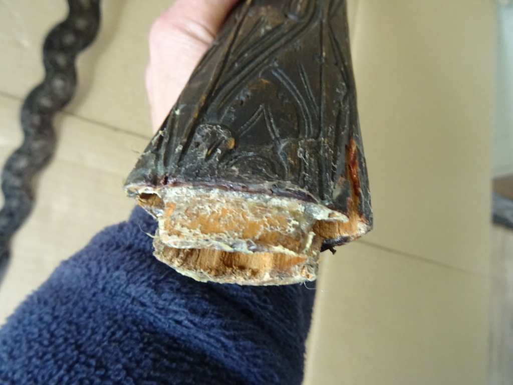 Antieke kris met verguld handvat belegd met steentjes Antieke kris met verguld handvat belegd met steentjes