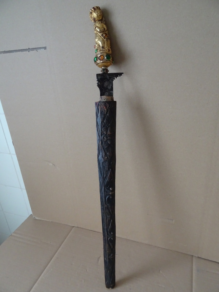 Antieke kris met verguld handvat belegd met steentjes Antieke kris met verguld handvat belegd met steentjes